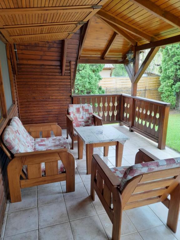 Balkón nebo terasa v ubytování Őzike Apartmanházak
