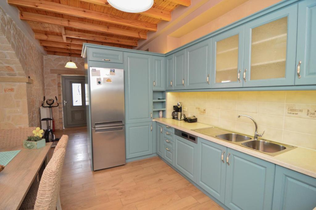 A kitchen or kitchenette at Villa Lobos (Labrini)