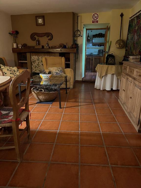 A seating area at Arco del Tinte 10