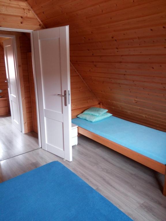 Postel nebo postele na pokoji v ubytování Domek letniskowy
