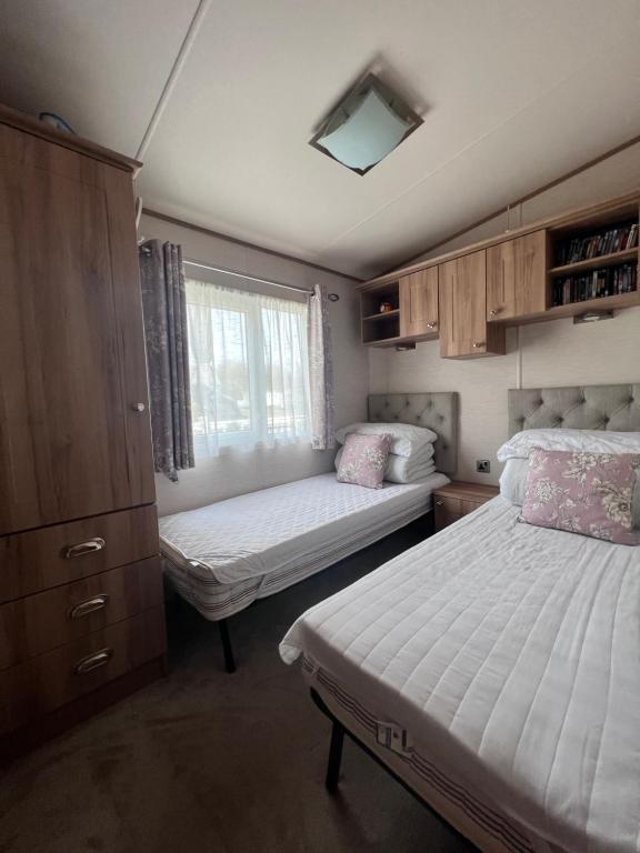 Tempat tidur dalam kamar di Norfolk Caravan Staycation Pet Friendly