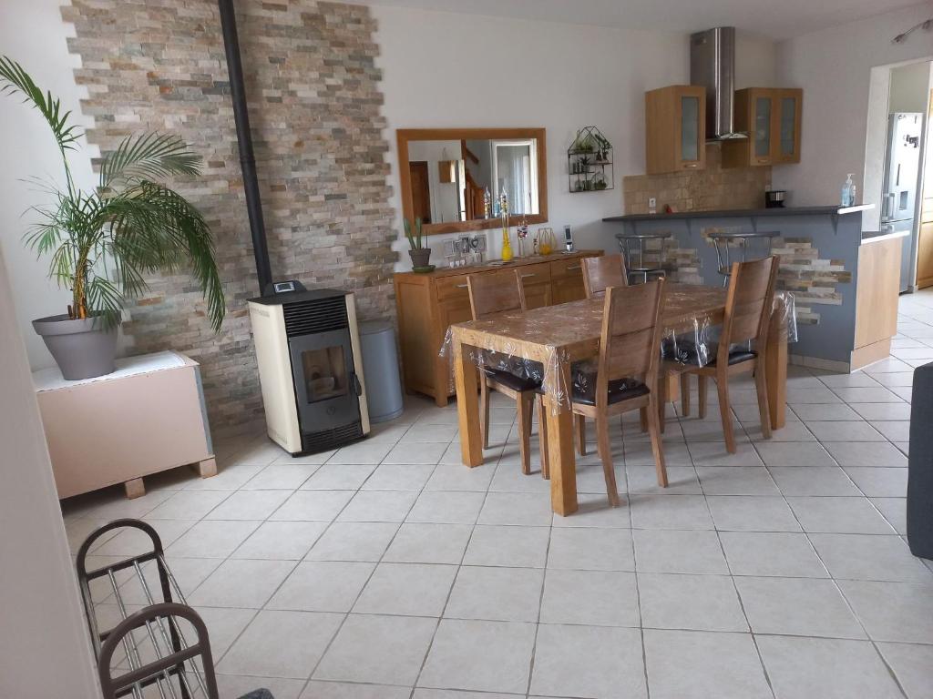 Kuchyňa alebo kuchynka v ubytovaní maison chaleureuse solognote mitoyenne