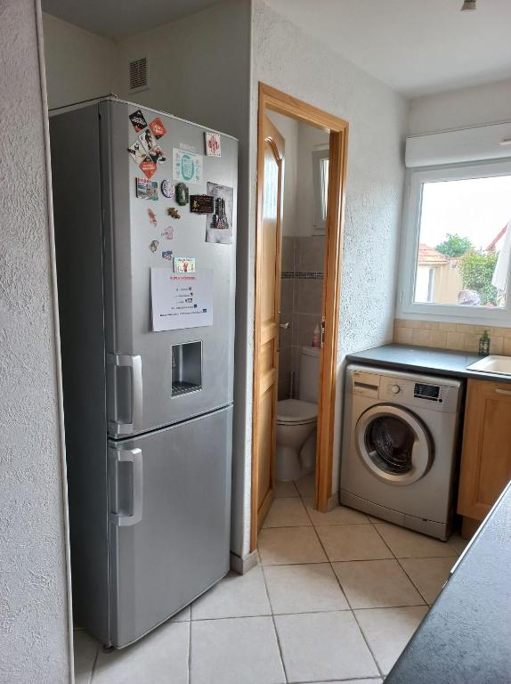 Kuchyňa alebo kuchynka v ubytovaní maison chaleureuse solognote mitoyenne