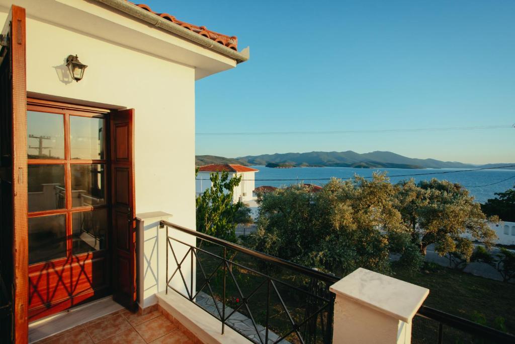 a balcony with a view of the ocean at Βίλλα Φανούλα Villa Fanoula in Chorto