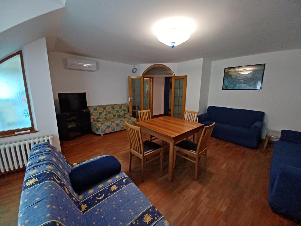 聖貝內代托德爾特龍托的住宿－Appartamento Felicia，客厅配有桌子和蓝色沙发