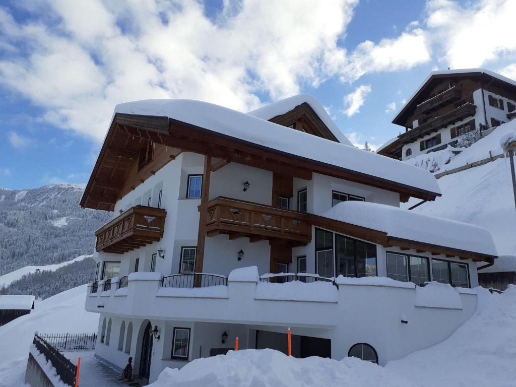 Modern Apartment in Hochgallmigg with Balcony v zime