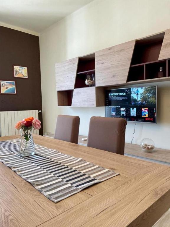 Televízia a/alebo spoločenská miestnosť v ubytovaní RIVA DI SCIROCCO