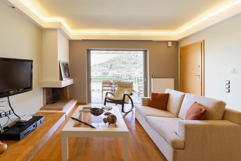 TV a/nebo společenská místnost v ubytování MYRTO Living in luxury and enjoying the view
