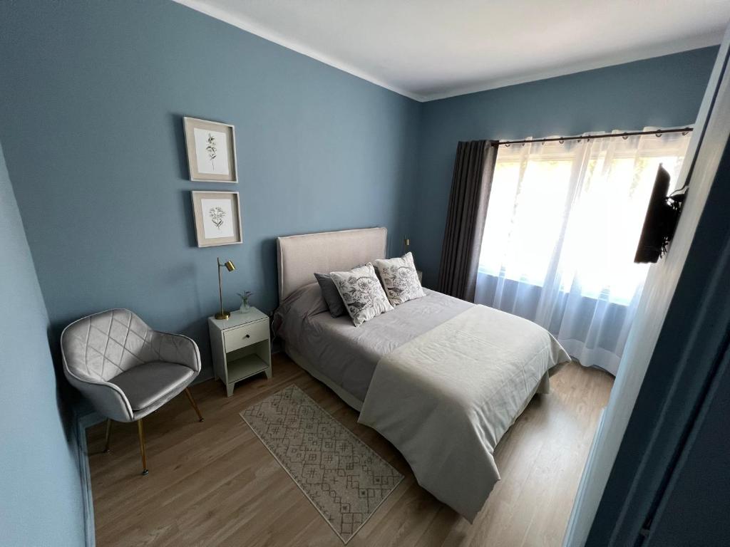 1 dormitorio con 1 cama, 1 silla y 1 ventana en Hotel Florencia, en Viña del Mar