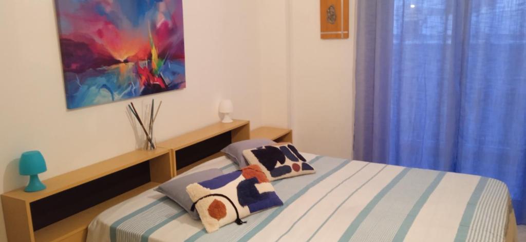 スコリッティにあるRiviera la lanternaのベッドルーム1室(青いカーテン付きのベッド1台付)