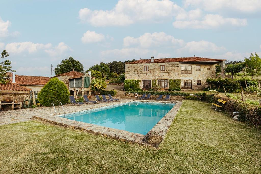 un gran patio con piscina frente a una casa en Quinta de Santo Antonio, en Sá