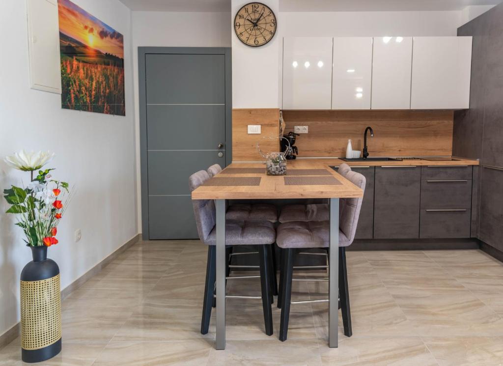 Kuchyňa alebo kuchynka v ubytovaní Apartmani Dalmacija Drage