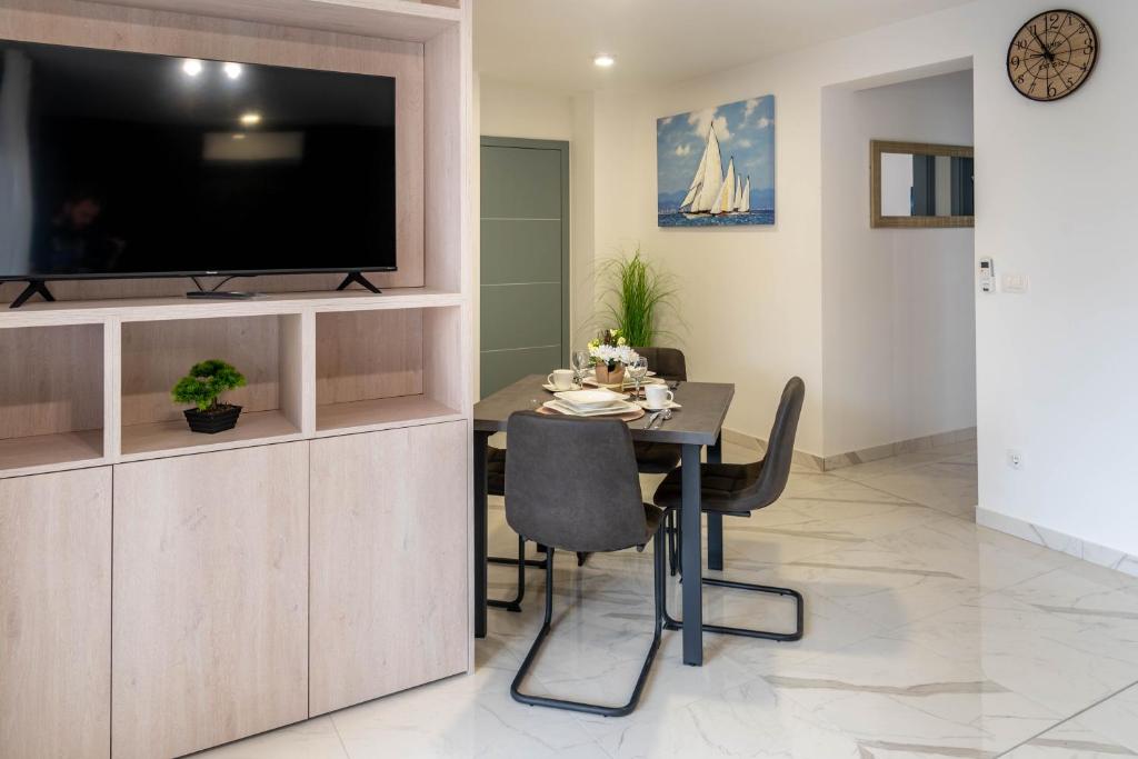 Televízia a/alebo spoločenská miestnosť v ubytovaní Apartmani Dalmacija Drage