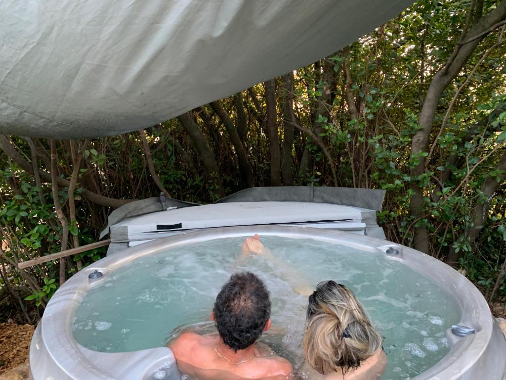 un homme et une femme dans un bain à remous dans l'établissement Cabanon, à Sanary-sur-Mer