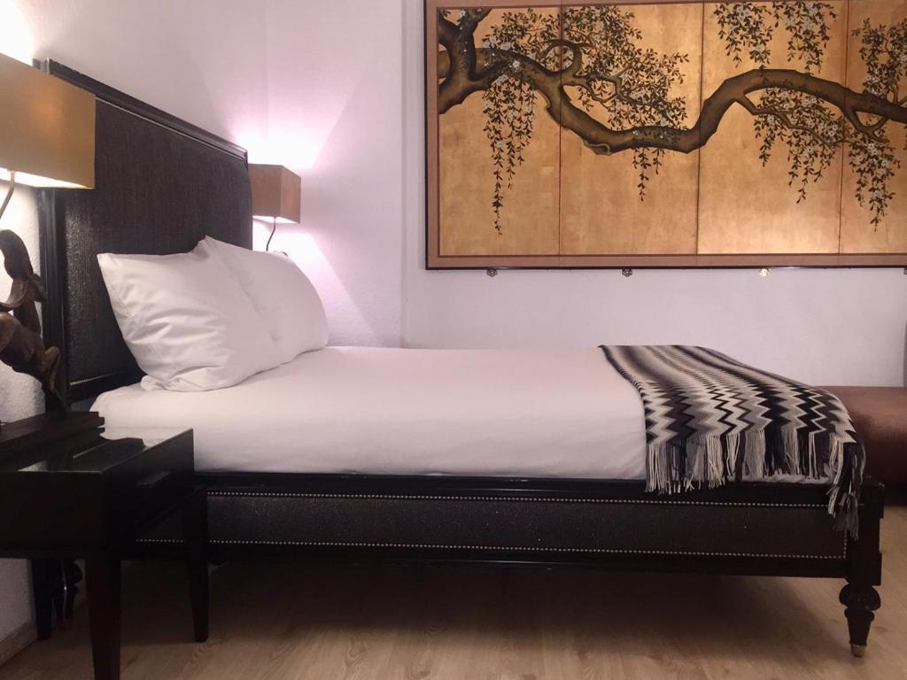 um quarto com uma cama com uma fotografia na parede em Zentrales Apartment -Am Stadtpark- em Wittenberg