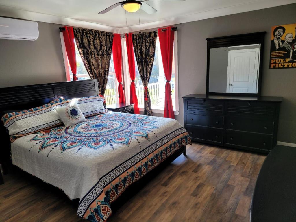 Postel nebo postele na pokoji v ubytování Luxury Pet Friendly Home In Houston Near All Downtown Attractions - 2707B