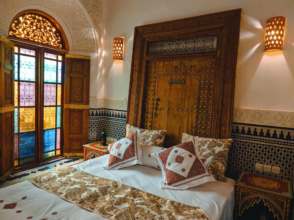 Postel nebo postele na pokoji v ubytování Riad Fès Center