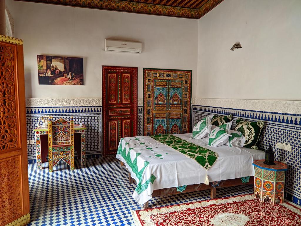 Postel nebo postele na pokoji v ubytování Riad Fès Center
