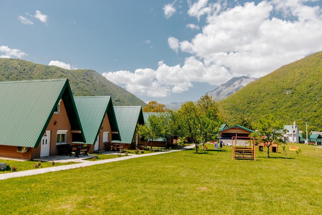 un grupo de edificios con montañas en el fondo en Bungalow Holiday, en Plužine