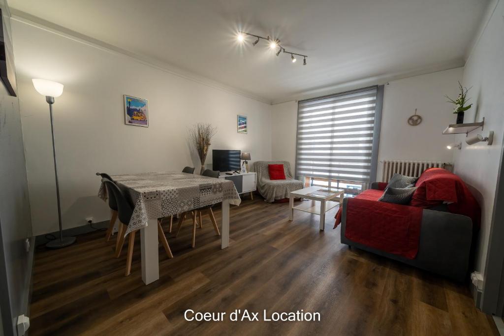 - un salon avec une table et un canapé dans l'établissement Cœur d'Ax Location, à Ax-les-Thermes