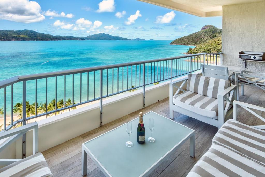 balcón con vistas al océano en Whitsunday Apartment 1306 en Isla Hamilton