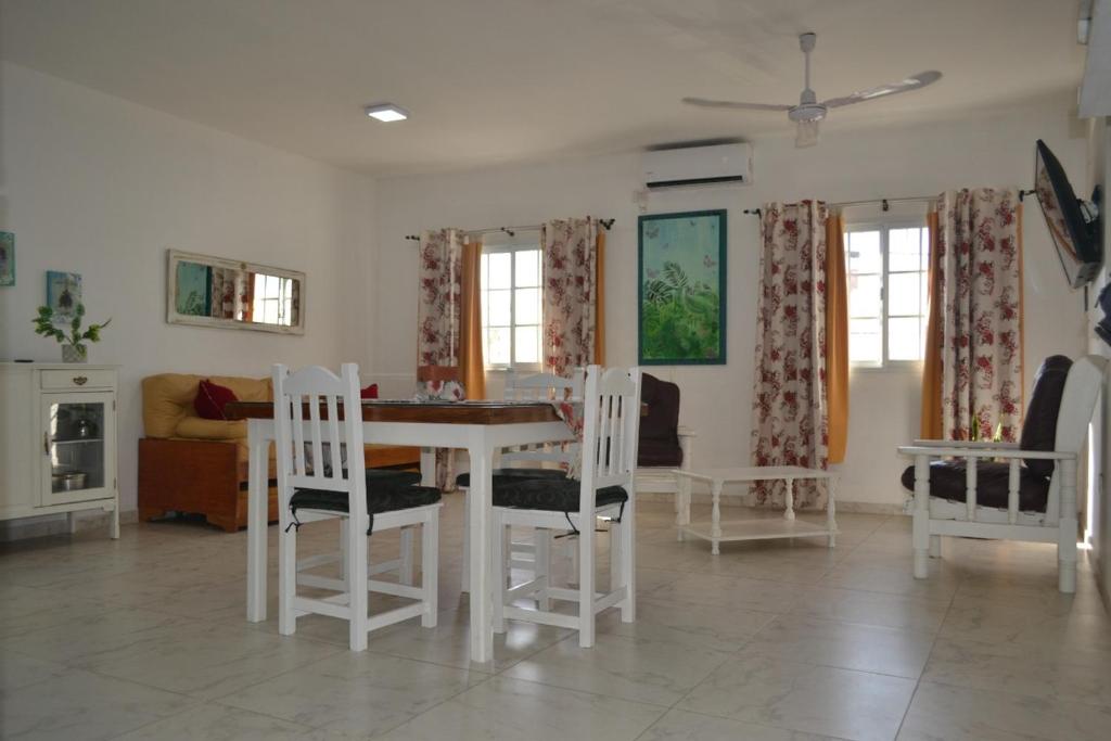 sala de estar con mesa blanca y sillas en Pai Pajarito en Corrientes