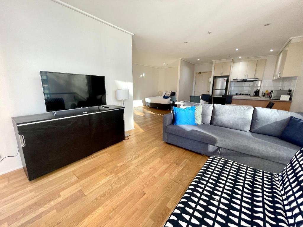 墨爾本的住宿－Readyset Apartments at Dockside，带沙发和平面电视的客厅