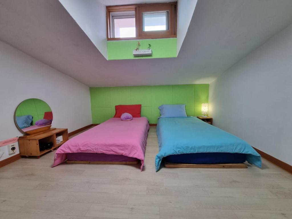 Postel nebo postele na pokoji v ubytování Tongyeong One Guesthouse