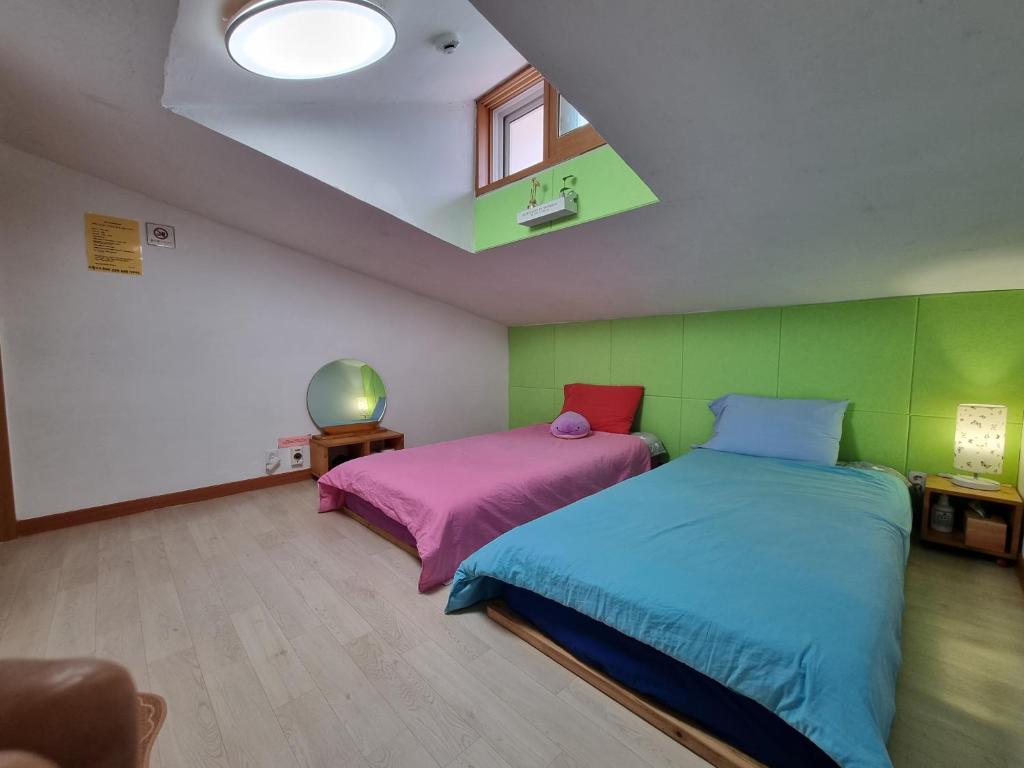 Postel nebo postele na pokoji v ubytování Tongyeong One Guesthouse
