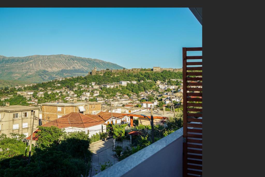 Üldine mäevaade või majutusasutusest Patio Rooms Gjirokaster pildistatud vaade