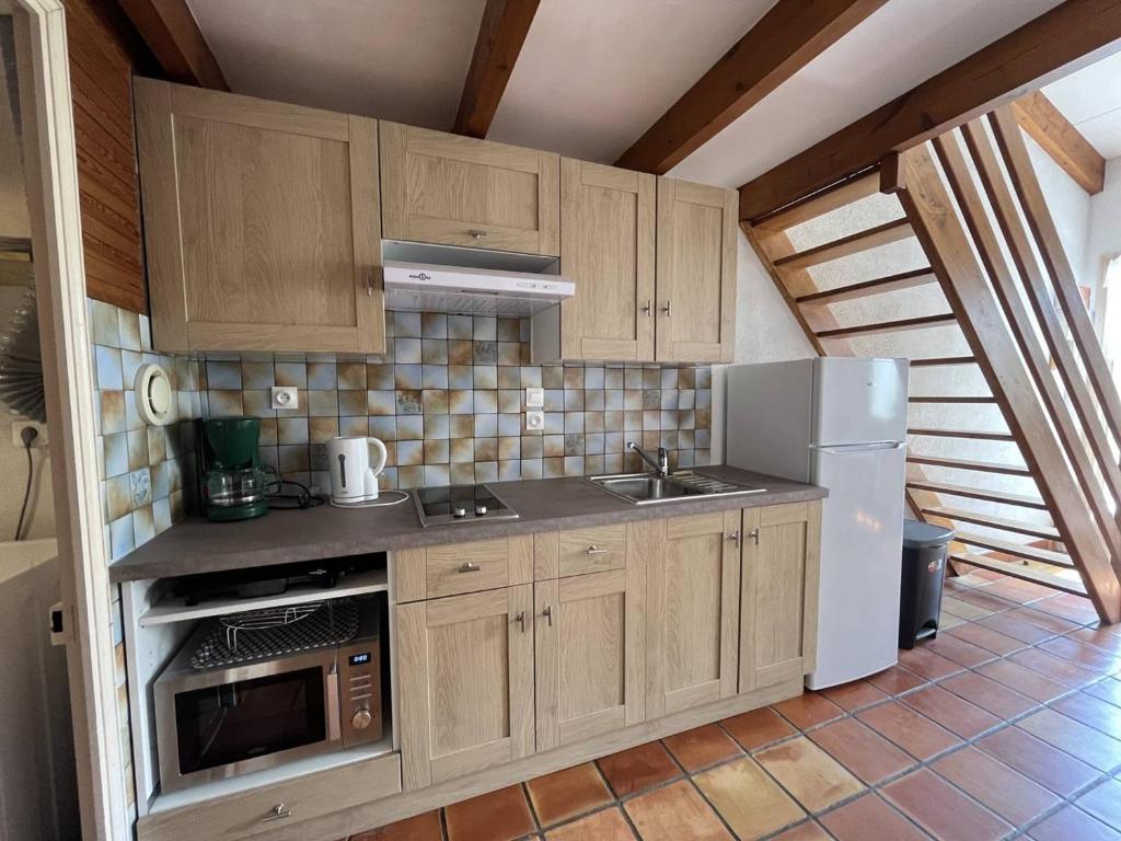 Kuchyňa alebo kuchynka v ubytovaní Maison rénovée 4 couchages à 350m de la plage avec jardinet et parking privé - FR-1-246A-129