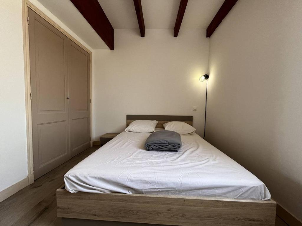 Posteľ alebo postele v izbe v ubytovaní Maison rénovée 4 couchages à 350m de la plage avec jardinet et parking privé - FR-1-246A-129