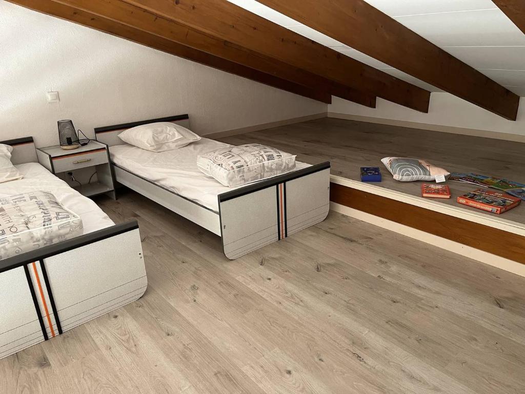 Posteľ alebo postele v izbe v ubytovaní Maison rénovée 4 couchages à 350m de la plage avec jardinet et parking privé - FR-1-246A-129