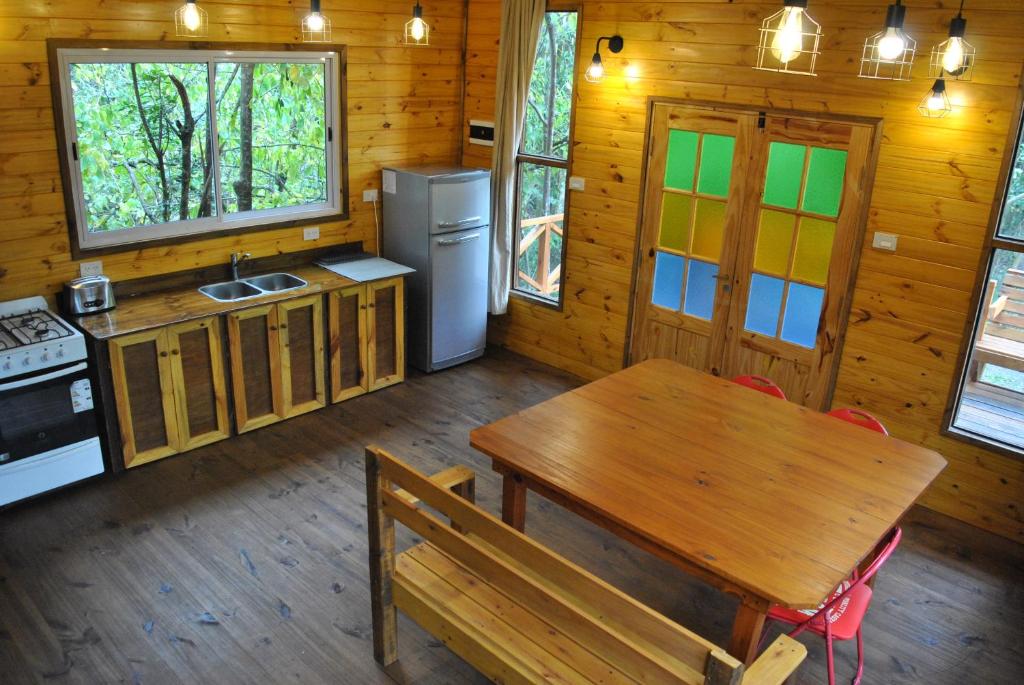 een keuken en eetkamer met een tafel en een koelkast bij Maia in Tigre