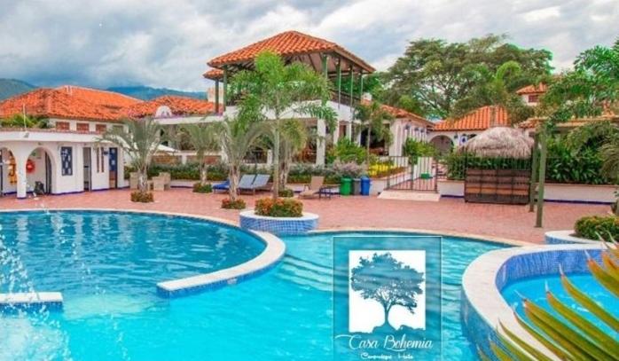 uma grande piscina em frente a um resort em CASA BOHEMIA - Hotel Spa Viñedo Cervecería Restaurante Piscina em Campoalegre
