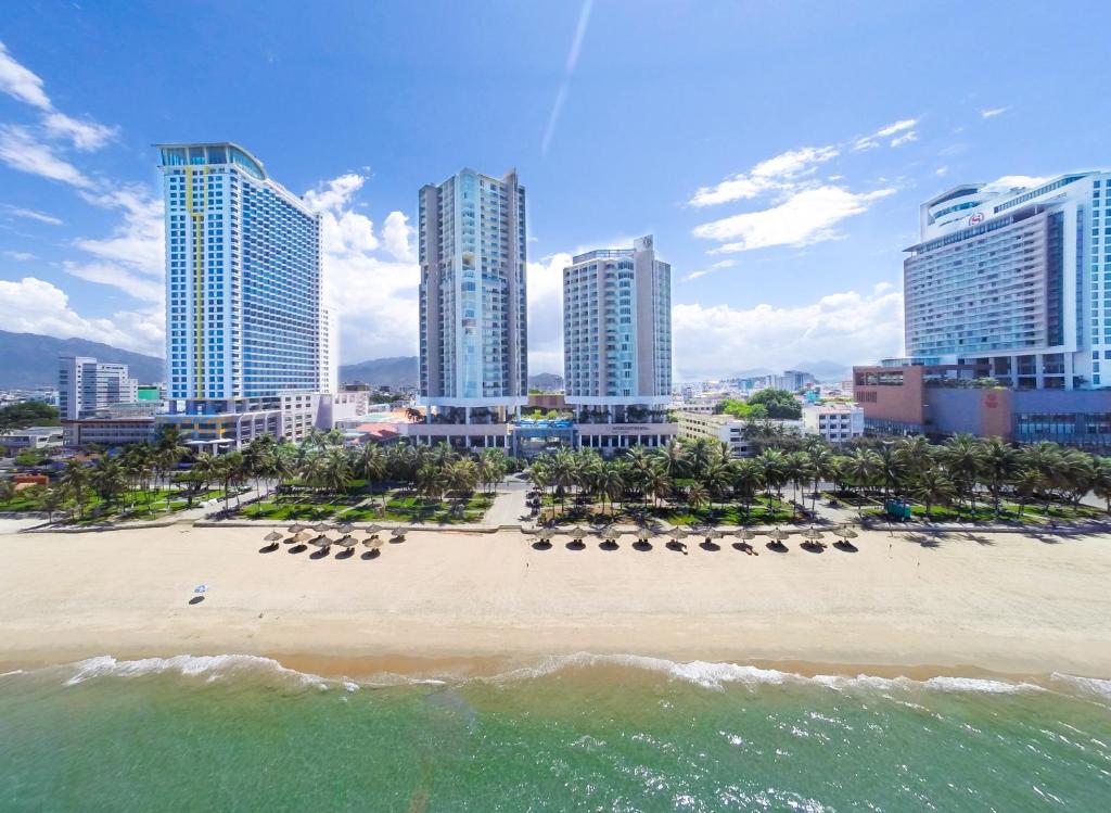 uitzicht op een strand met hoge gebouwen bij The Sea Luxury Nha Trang Apartment in Nha Trang