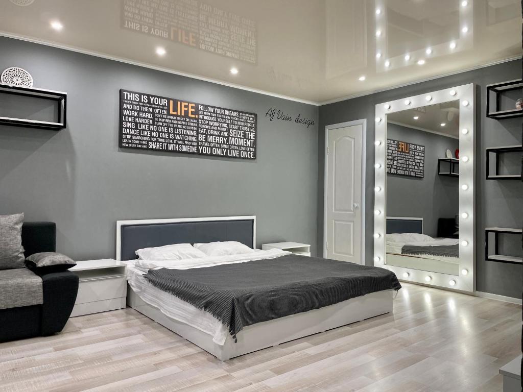 Gulta vai gultas numurā naktsmītnē Квартира-студия в центре с белым постельным, идеально чиcтая, с большим зеркалом