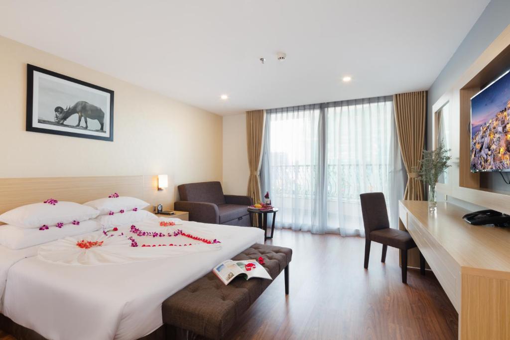 Senior Deluxe Double or Twin Room with Balcony & City - Sea View