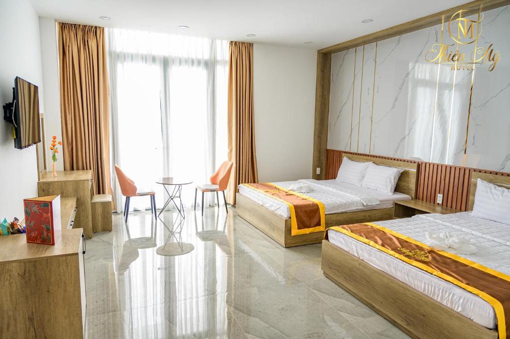 Khách Sạn Thiên Mỹ tesisinde bir odada yatak veya yataklar