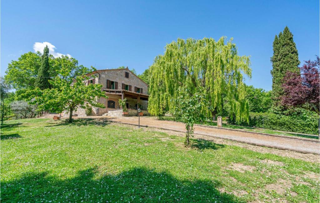 dom z ogródkiem z drzewami przed nim w obiekcie Beautiful Home In Sarteano With Wifi w mieście Sarteano
