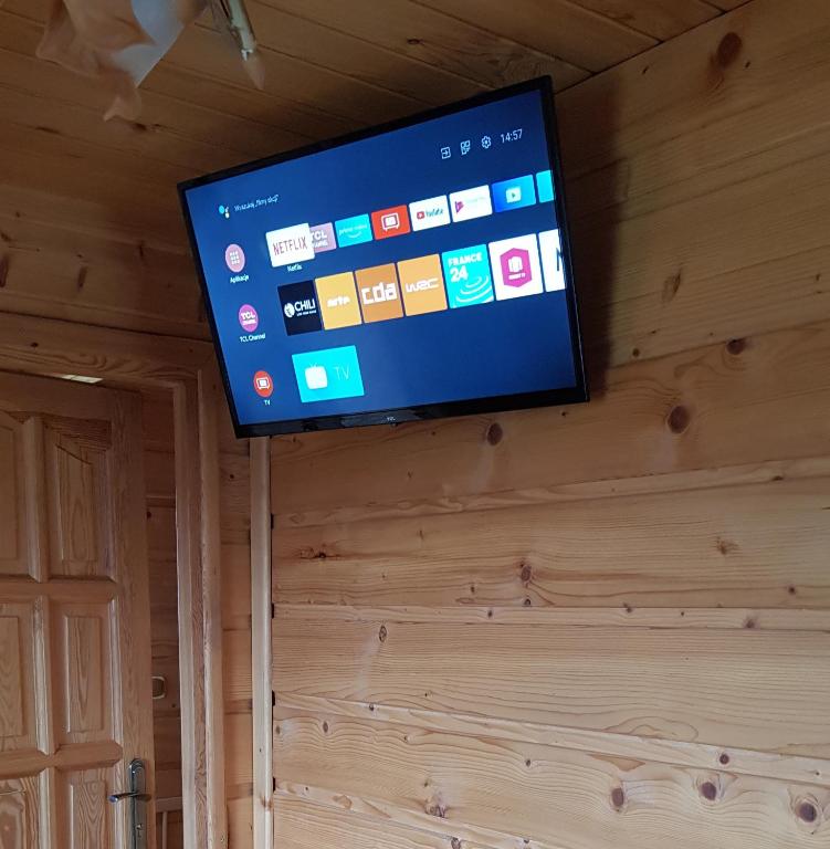 Televízia a/alebo spoločenská miestnosť v ubytovaní Domki u Hani 2
