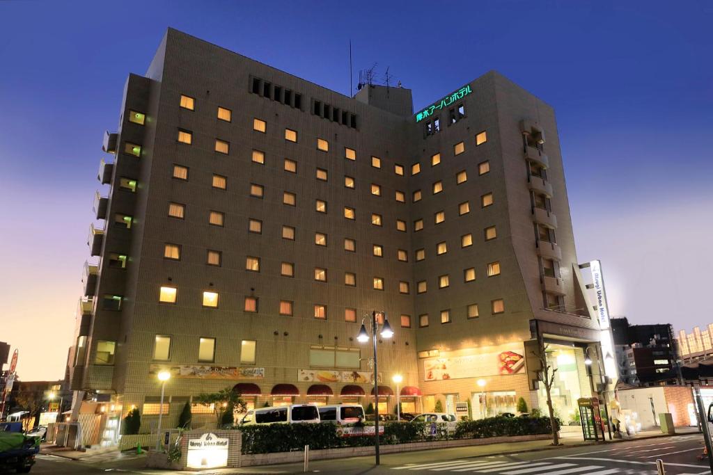 ein großes Gebäude mit vielen Fenstern in der Unterkunft Atsugi Urban Hotel in Atsugi