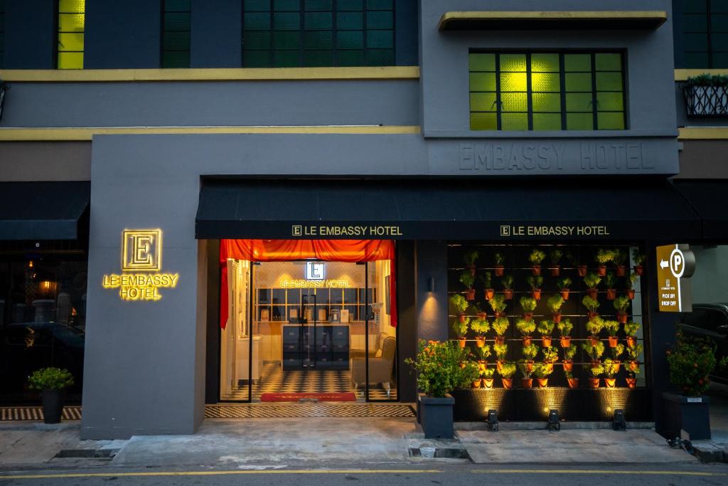 ein Geschäft vor einem Laden mit Fenster in der Unterkunft Le Embassy Hotel Georgetown in George Town