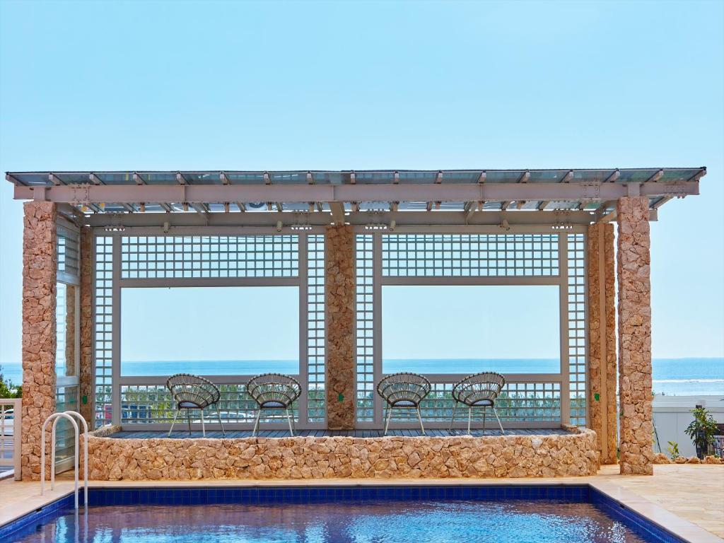 Bazén v ubytování HOTEL SEABREEZE CORAL nebo v jeho okolí