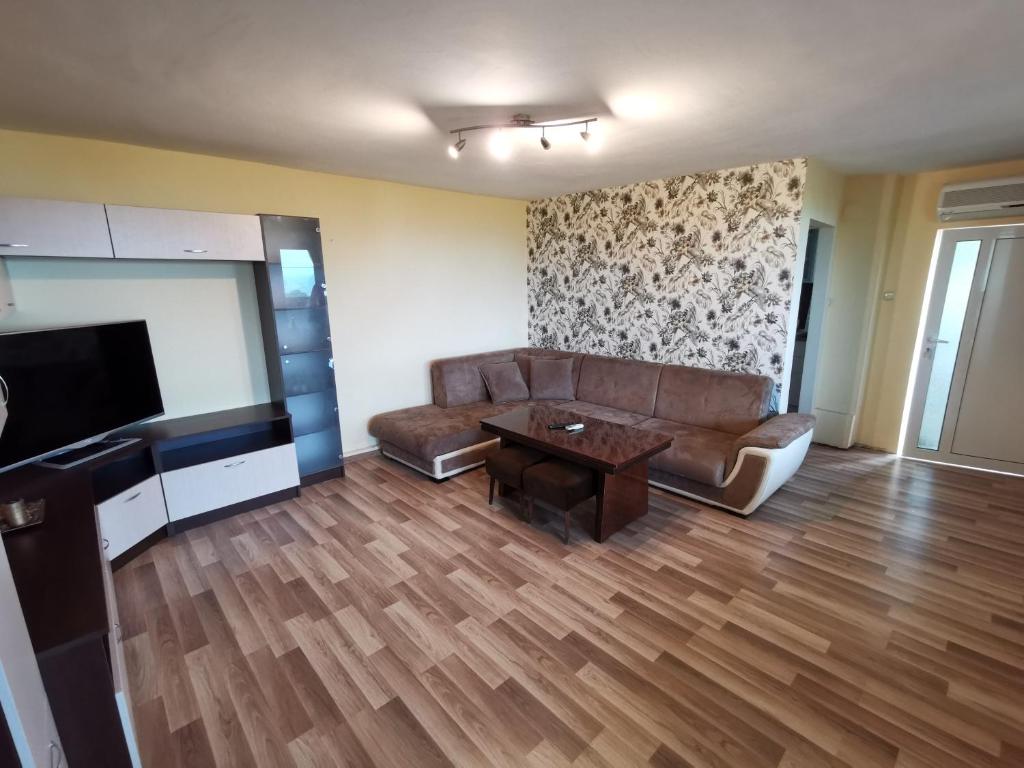 uma sala de estar com um sofá e uma mesa em Kabakum Holiday Apartments em Varna City