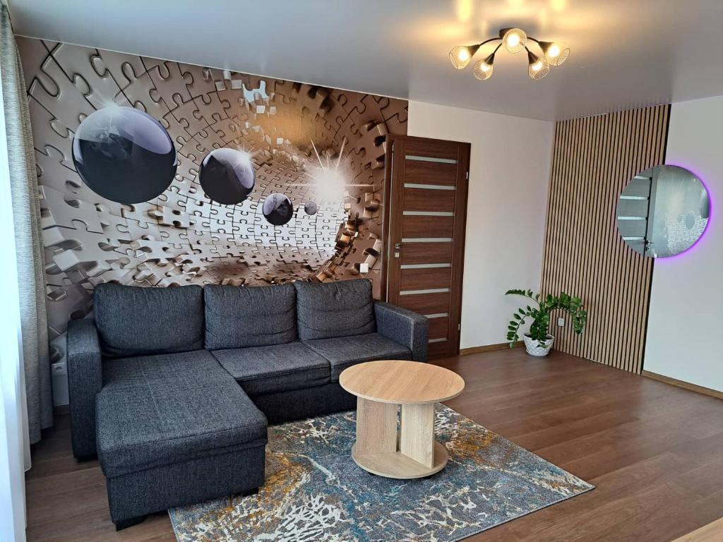 sala de estar con sofá y mesa en Trumpalaikė nuoma centre en Šiauliai