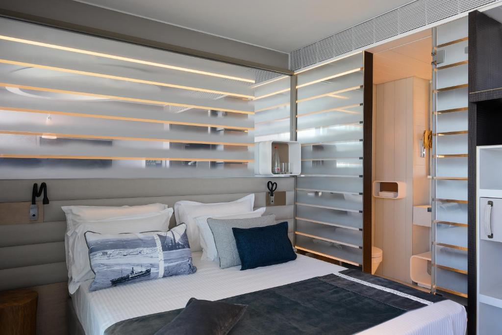 Postel nebo postele na pokoji v ubytování Port Tower by Isrotel Design