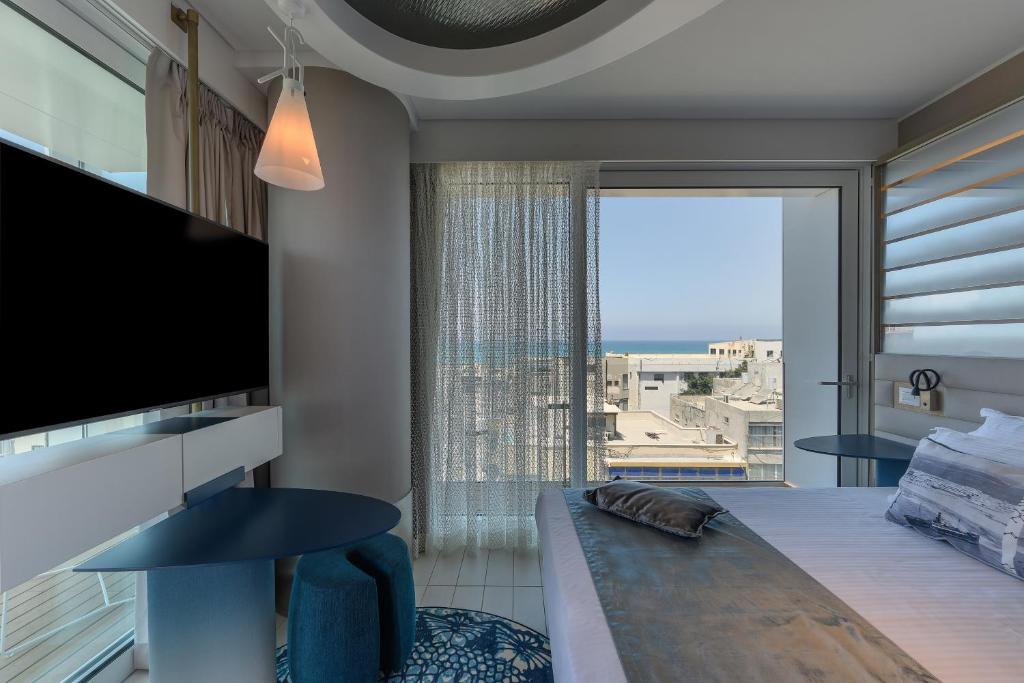 Postel nebo postele na pokoji v ubytování Port Tower by Isrotel Design
