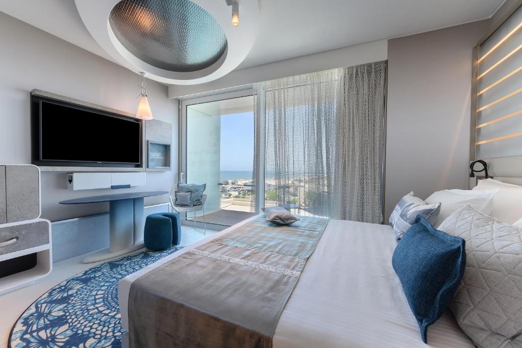 Postel nebo postele na pokoji v ubytování Port Tower by Isrotel Design