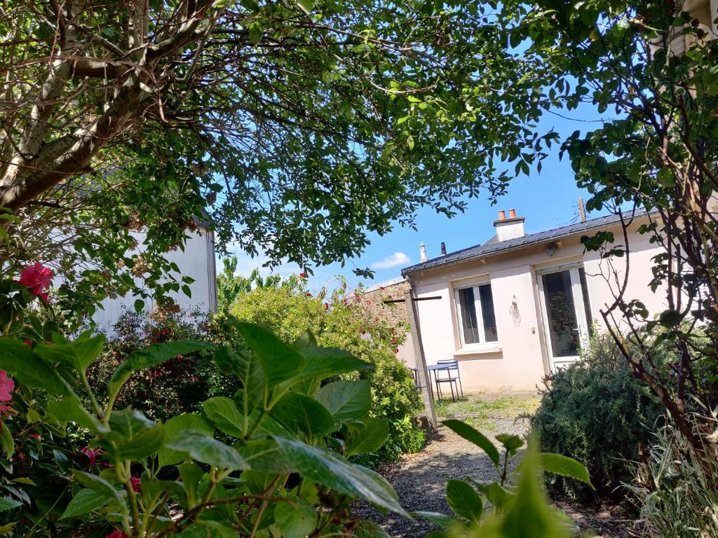 Blick auf ein Haus aus dem Garten in der Unterkunft Maison calme "entre terre et mer" - proche gare - stationnement - jardin in Saint-Brieuc